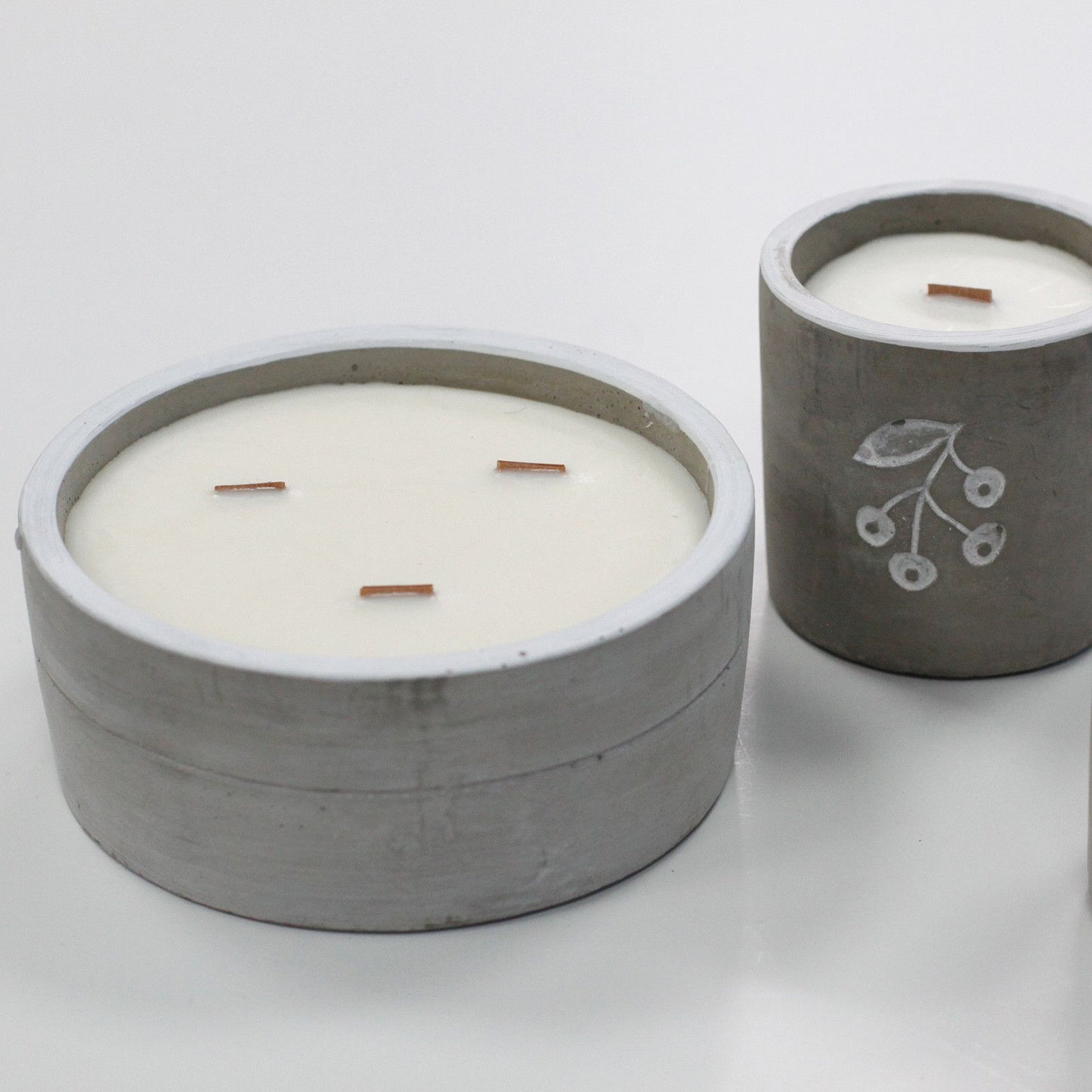 Juniper & Sweet Gin Concrete Candle | Wooden Wick | Medium Pot | Amber & Calm