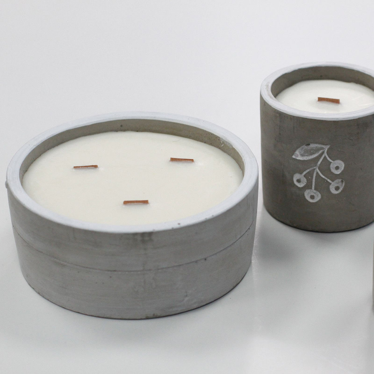 Crushed Vanilla & Orange Concrete Candle | Wooden Wick | Large Round | Amber & Calm
